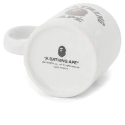 College Pottery Mug - White 7 College Pottery Mug - White -Feature store College Pottery Mug White 001KAK801016M WHT 08 13 24 Feature JP